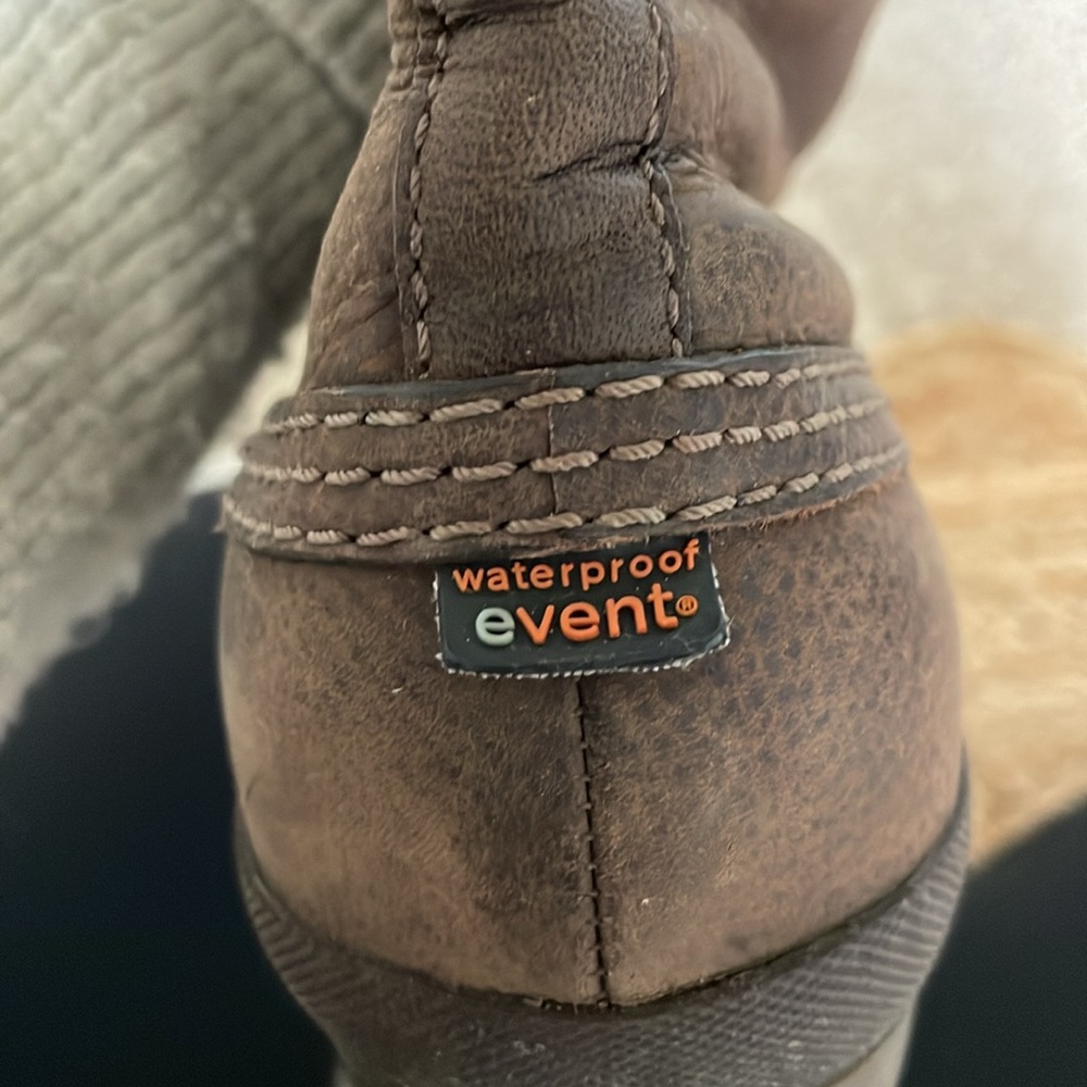 UGG Women’s size 10 snow boots (suede and leather) - Picture 6 of 12